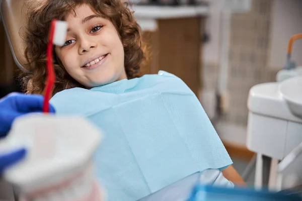 Teeth-brushing demonstration for young patients of the clinic — Stock Photo, Image
