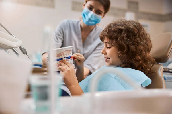 Compétences en brossage des dents d'un jeune patient en clinique dentaire — Photo