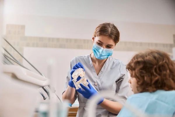 Enfant dans un cabinet de dentistes apprenant comment fonctionne l'hygiène dentaire — Photo