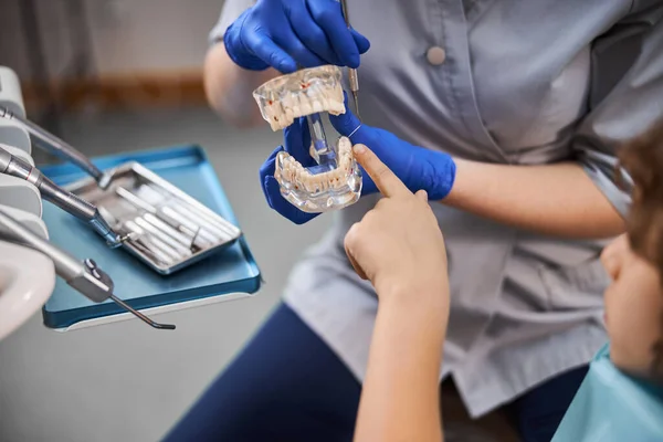 Стоматолог-відвідувач може бути освітнім для молодих пацієнтів — стокове фото