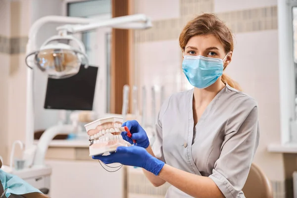 Il dentista spiega come lavarsi i denti meglio di chiunque altro — Foto Stock