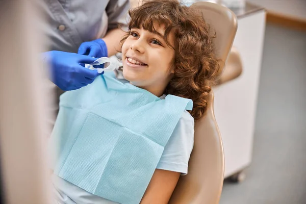 Smiley boy waiting for a dentist to insert dental dam — Stock Photo, Image