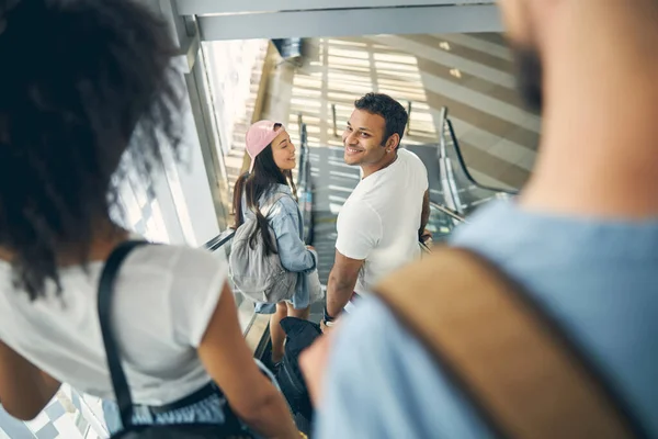 Hombre indio con hermosa mujer de pie en la escalera en movimiento — Foto de Stock