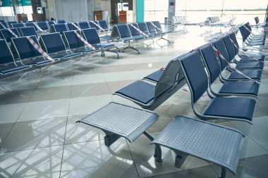 Uluslararası havaalanındaki dinlenme yerinde mavi sandalyeler