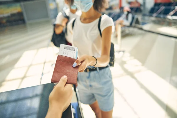 Mujer feliz entrega de pasaporte en el aeropuerto — Foto de Stock