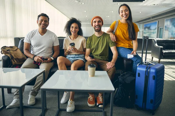 Felizes amigos alegres que ficam no terminal internacional — Fotografia de Stock