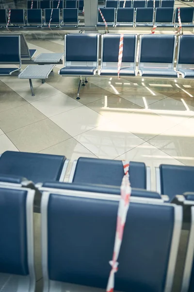 Fila de cadeiras vazias no aeroporto internacional — Fotografia de Stock