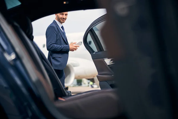 Мужчина путешественник готов взять такси из аэропорта — стоковое фото
