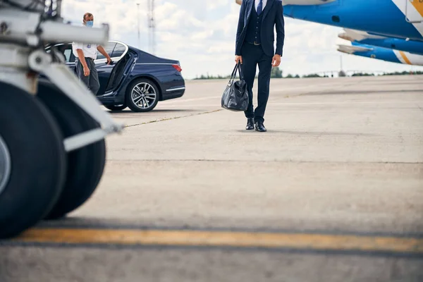 Uomo ben vestito che torna da un viaggio d'affari — Foto Stock