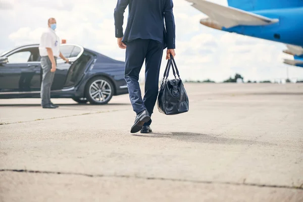 Taxi waiting to pick up a travelling businessman — Stock Photo, Image