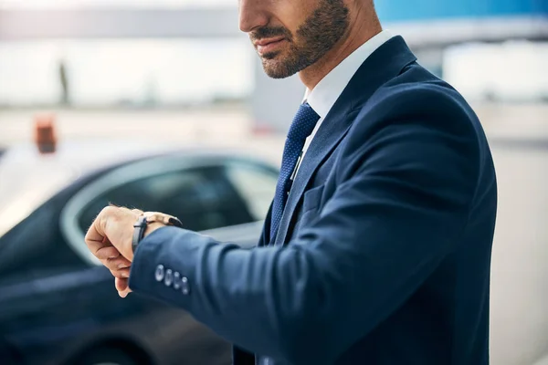 Bello maschio viaggiatore controllo tempo sul suo orologio — Foto Stock