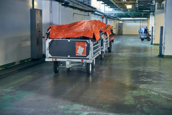 Trolley stored with passengers baggage at an airport — Stock Photo, Image