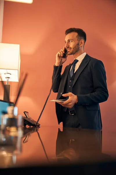 Pewny siebie mężczyzna uśmiechający się podczas rozmowy przez telefon — Zdjęcie stockowe