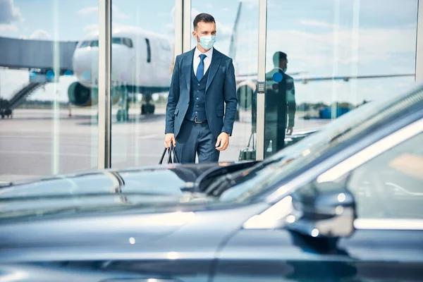 Traveler waiting for his driver after the long journey — Stock Photo, Image