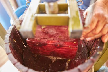 Kullanılan bir şarap makinesinin tepesine basın.