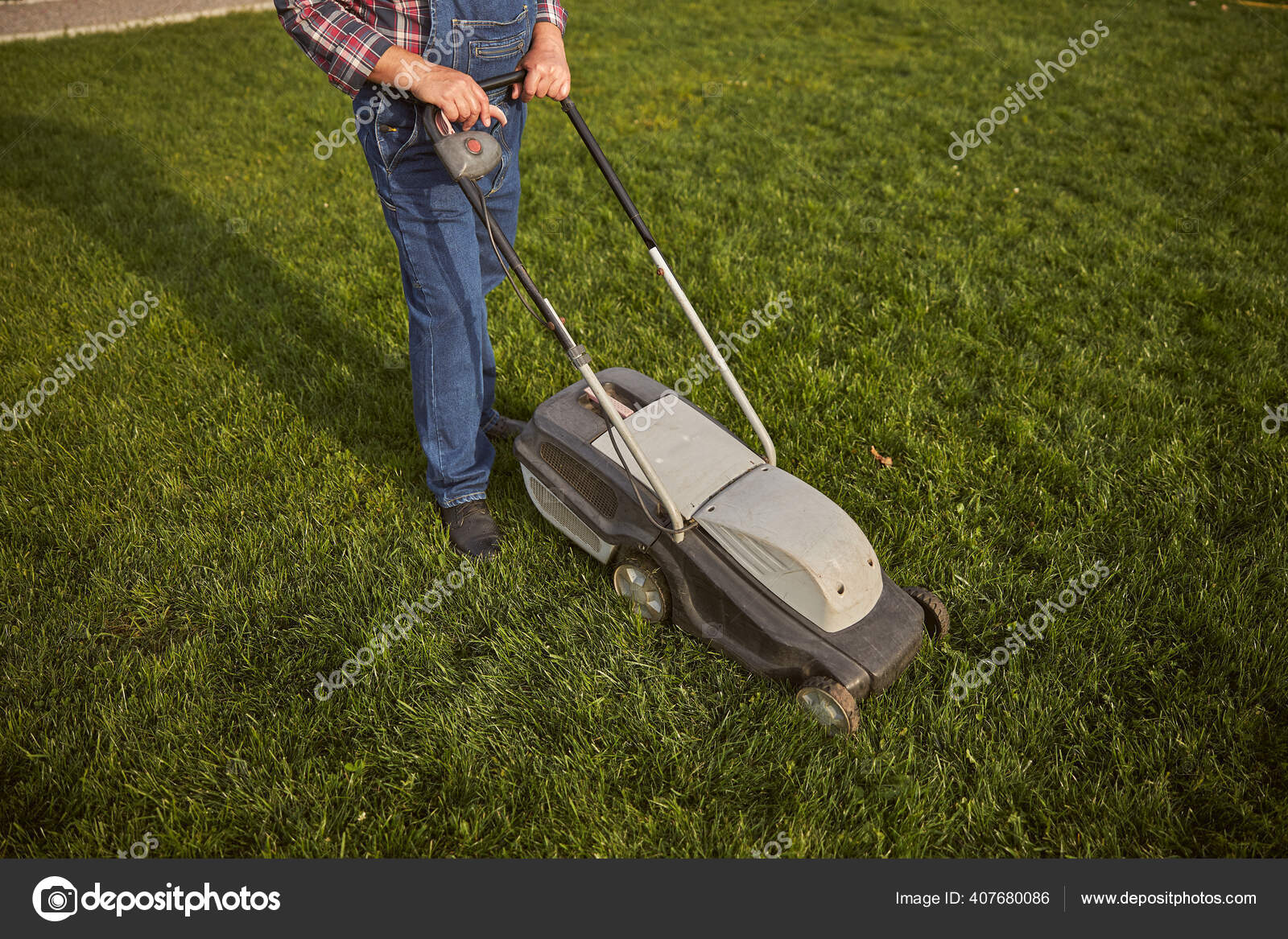 Mand opererer en mens trimning græsset — Stock-foto © svitlanahulko85.gmail.com #407680086
