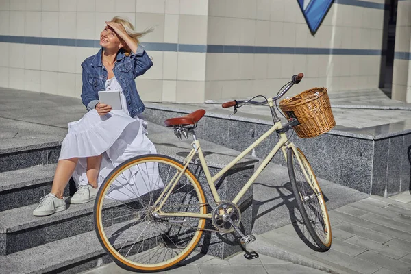 아름다운 암컷이 따뜻 한 가을 날씨를 즐기며 빈티지 자전거를 타고 있습니다 — 스톡 사진