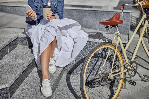 화창 한 날에 도시에서 자전거를 타고 기분 전환을 하는 아름다운 여성 — 스톡 사진