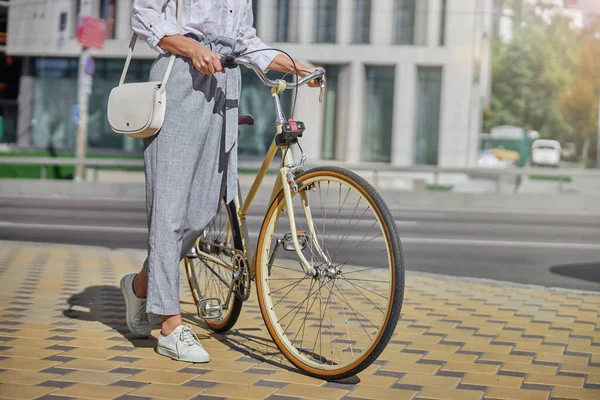 여자 관광객이 자전거를 타고 유명 한 도시를 걷는 모습 — 스톡 사진