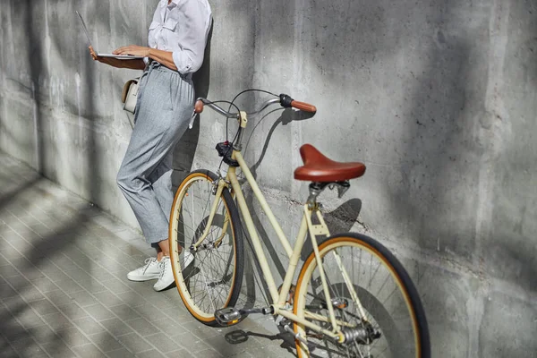Vrouw brengt tijd door in de stad met de fiets — Stockfoto