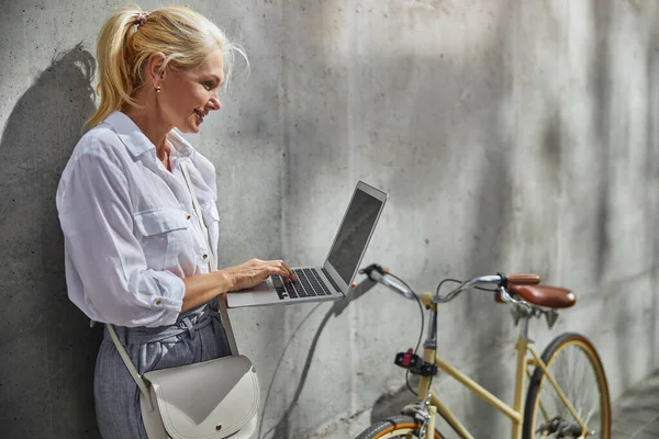 Wanita bisnis yang bekerja pada laptop di luar ruangan — Stok Foto