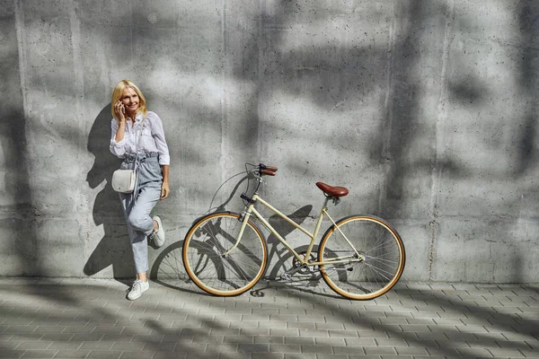 Piękna blondynka kaukaska kobieta ciesząca się dobrą ciepłą jesienną pogodą na pustej ulicy miasta — Zdjęcie stockowe