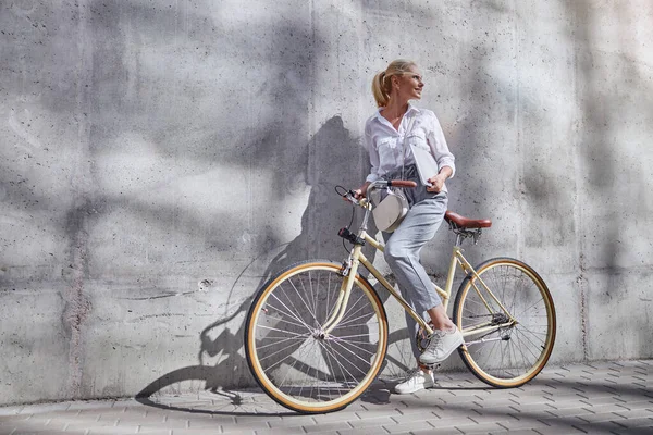 Stylowa pani z rowerem retro ciesząca się dobrą jesienną pogodą w mieście — Zdjęcie stockowe