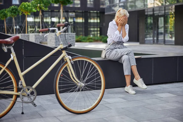 Vrouw voelt zich slecht waar ogen sluiten met beide handen — Stockfoto