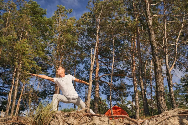 Alegre desportivo masculino praticando ioga na natureza — Fotografia de Stock