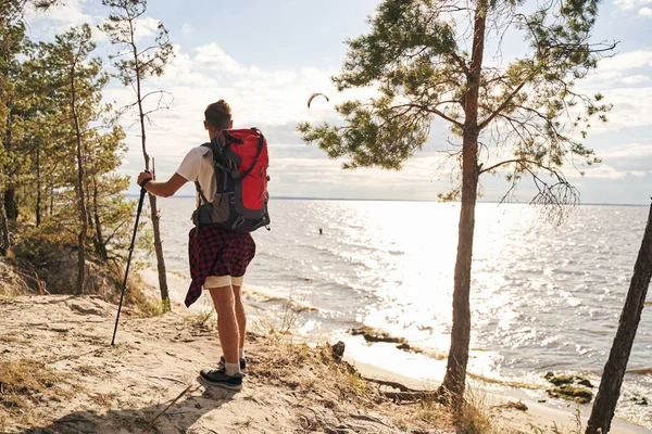 Man met rugzak gaat nordic walking in de natuur — Stockfoto