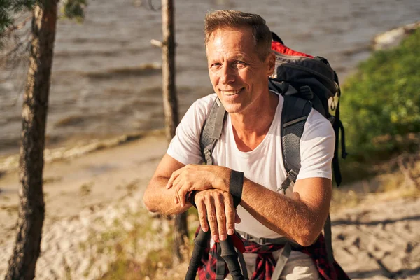 Glimlachende volwassen man genieten van de tijd in de natuur — Stockfoto