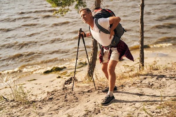 Man die rugpijn voelt tijdens een wandeling in de natuur — Stockfoto