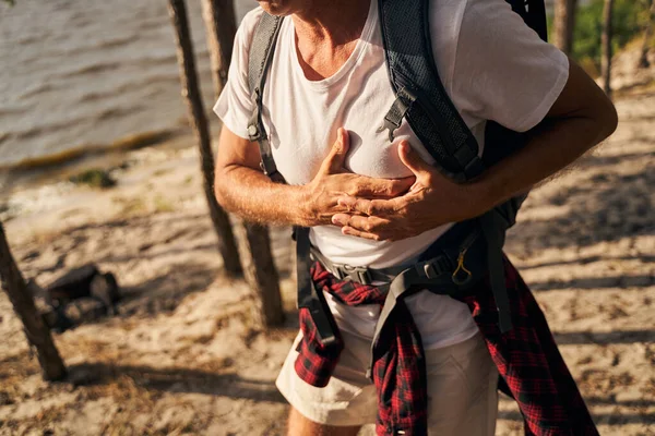 Man klaagt over pijn in de borst tijdens het wandelen — Stockfoto