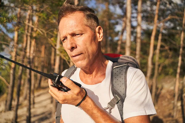 Man gaat wandelen met walkietalkie in de natuur — Stockfoto
