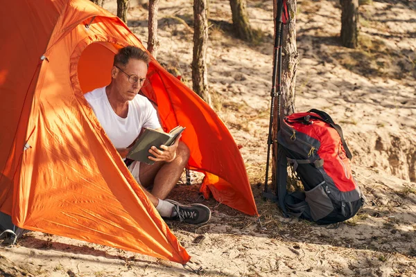 Calma maschile relax con libro in tenda nella natura — Foto Stock