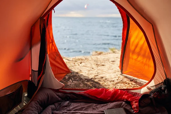 Confortevole tenda posta vicino alla riva del mare soleggiata — Foto Stock