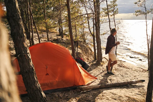 Man spöken camping nära havet stranden i skogen — Stockfoto