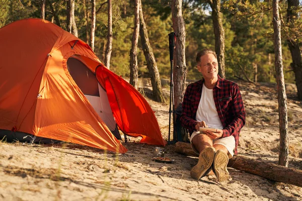 Buon uomo con gadget andare in campeggio in natura — Foto Stock