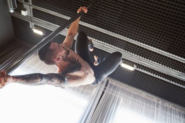 Direkte dans eden yakışıklı adam.