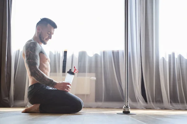 Schöner muskulöser Mann mit Pause im Tanzkurs — Stockfoto