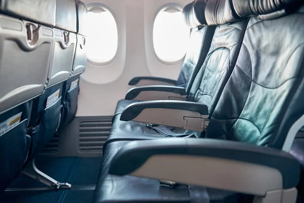 Asientos de avión vacíos en la cabina nueva —  Fotos de Stock