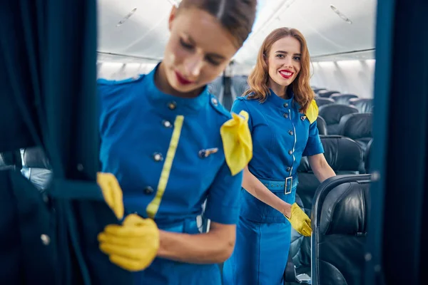 Gyönyörű vörös haj stewardess kék elegáns egyenruhában — Stock Fotó