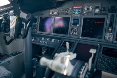 Kontrol sütunlu ve uçuş görüntülü uçak güvertesi