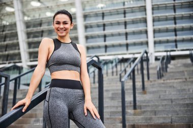 Gülümseyen zayıf kadın şehir merkezinde eğitime gidiyor.