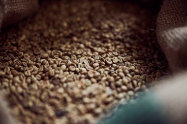 Çuvalda kavrulmuş kahve çekirdekleri.