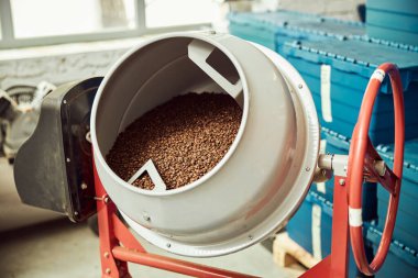 Taze kavrulmuş kahve çekirdekli profesyonel ekipman.