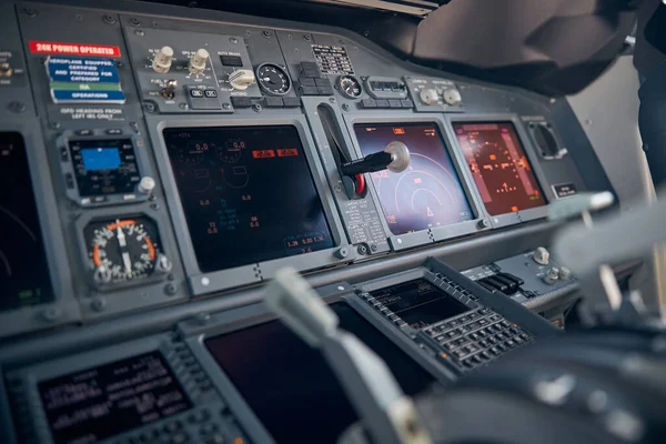 Cubierta de vuelo de la aeronave con pantallas de vuelo, interruptores y perillas — Foto de Stock