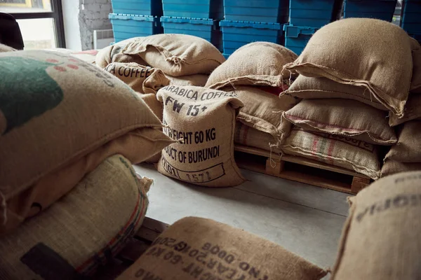 Lagring med arabica kaffebönor i påsar — Stockfoto