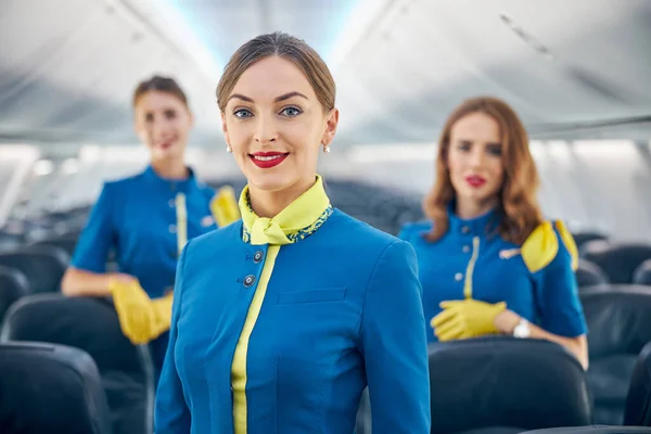 Affascinante personale di aviazione elegante di hostess aeree — Foto Stock