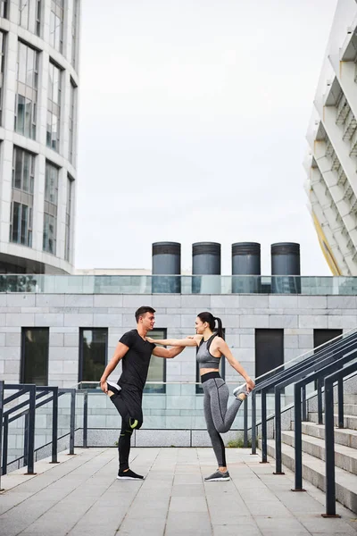 Partnerlik eğitiminde mutlu genç bir çift.